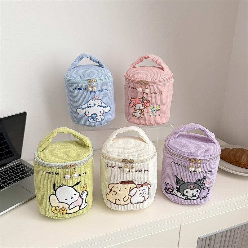 New cartoon Japanese-style large-capacity makeup hand-held bucket, hand-held coin purse bag, and a girlish cosmetics storage bag full figure
