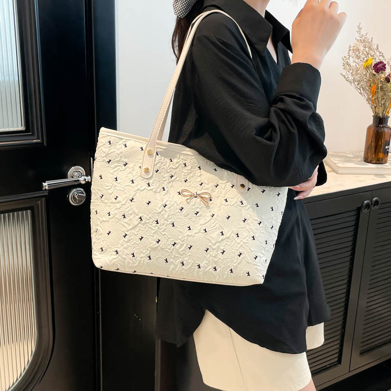 New Summer 2025 niche printed large-capacity bag, commuter style tote bag, fashionable single-shoulder bag for women details Picture
