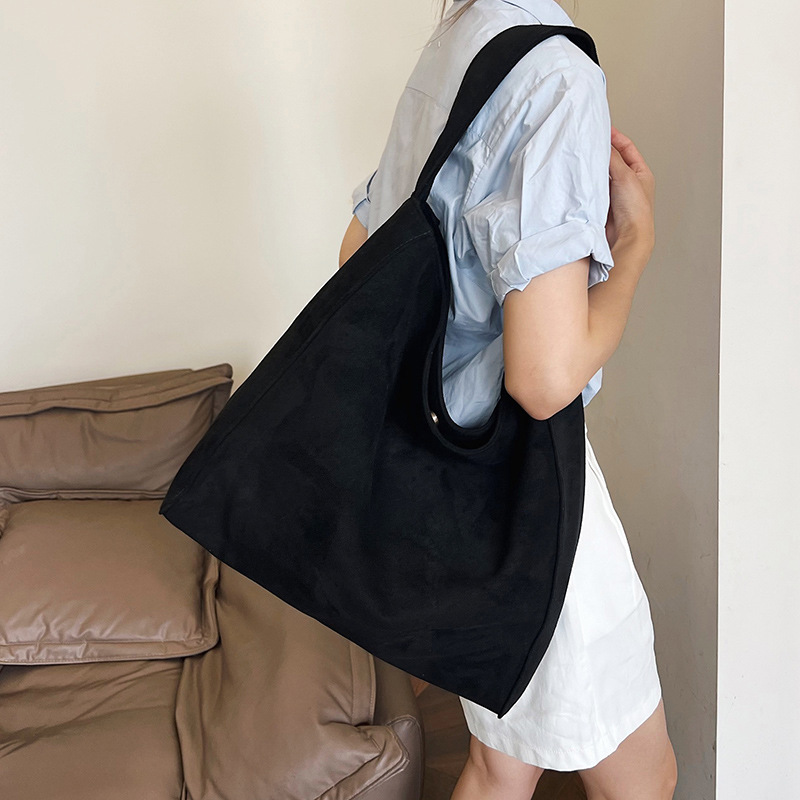Casual and laid-back style women's tote bag, large-capacity spring/Summer 2024 new design sense, niche commuting crossbody bag details Picture