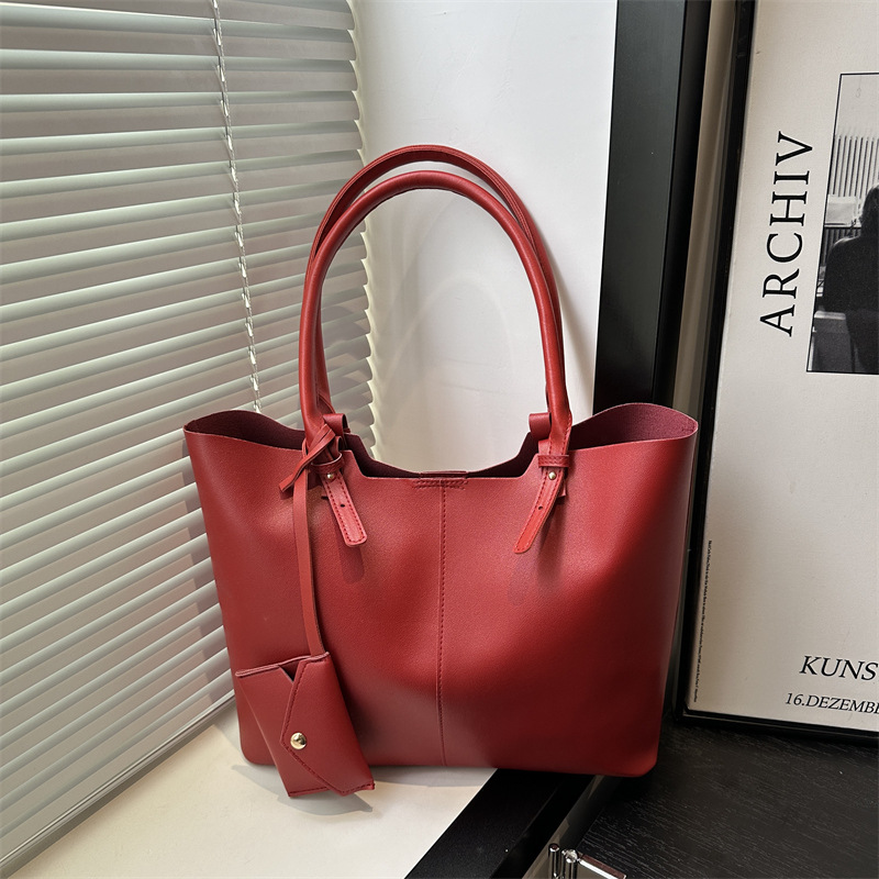 Large-capacity women's 2025 new commuter bag, niche and simple tote bag, retro shoulder bag, women's underarm bag full figure