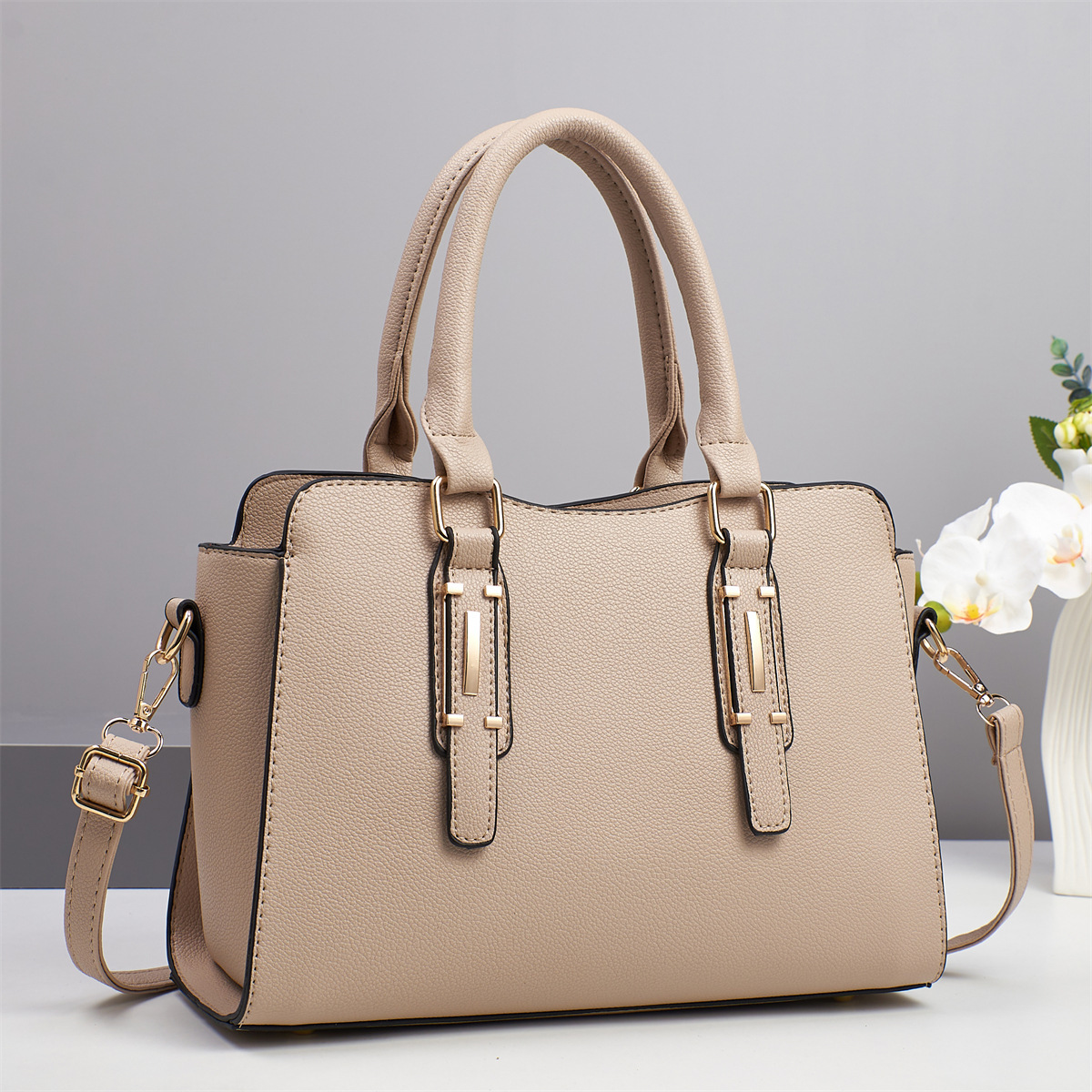Cross-border foreign trade Spring and Summer Versatile commuting handbag 2025 New Women's large-capacity handbag Application Scenario