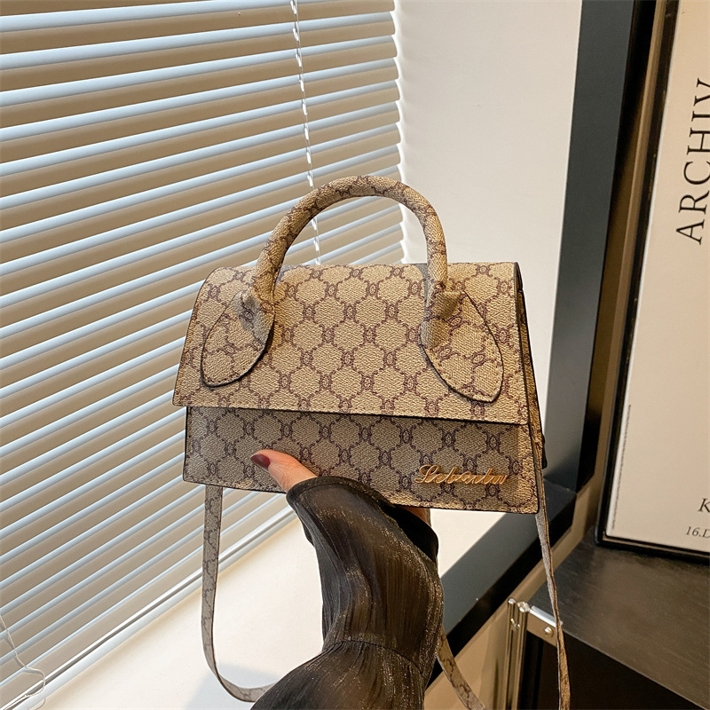 The new 2025 retro, simple and fashionable, casual and casual commuting hand-held, crossbody and small square women's bag has been launched full figure
