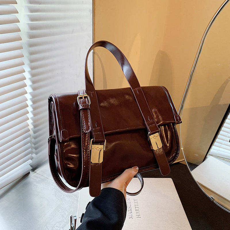 Large-capacity bag, retro and versatile for women, 2024 new casual and trendy single-shoulder crossbody bag, hand-carry commuter messenger bag details Picture