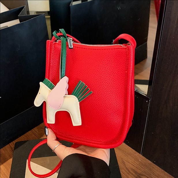 The 2025 new versatile, casual, niche and simple mobile phone bag exudes a sense of high-end fashion and elegance for women. It is a solid color single-shoulder crossbody bag full figure