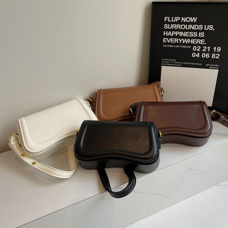 This high-end, high-quality, niche crossbody bag is a trendy, versatile and fashionable single-shoulder, underarm, small square bag for women in the autumn of 2024 Application Scenario