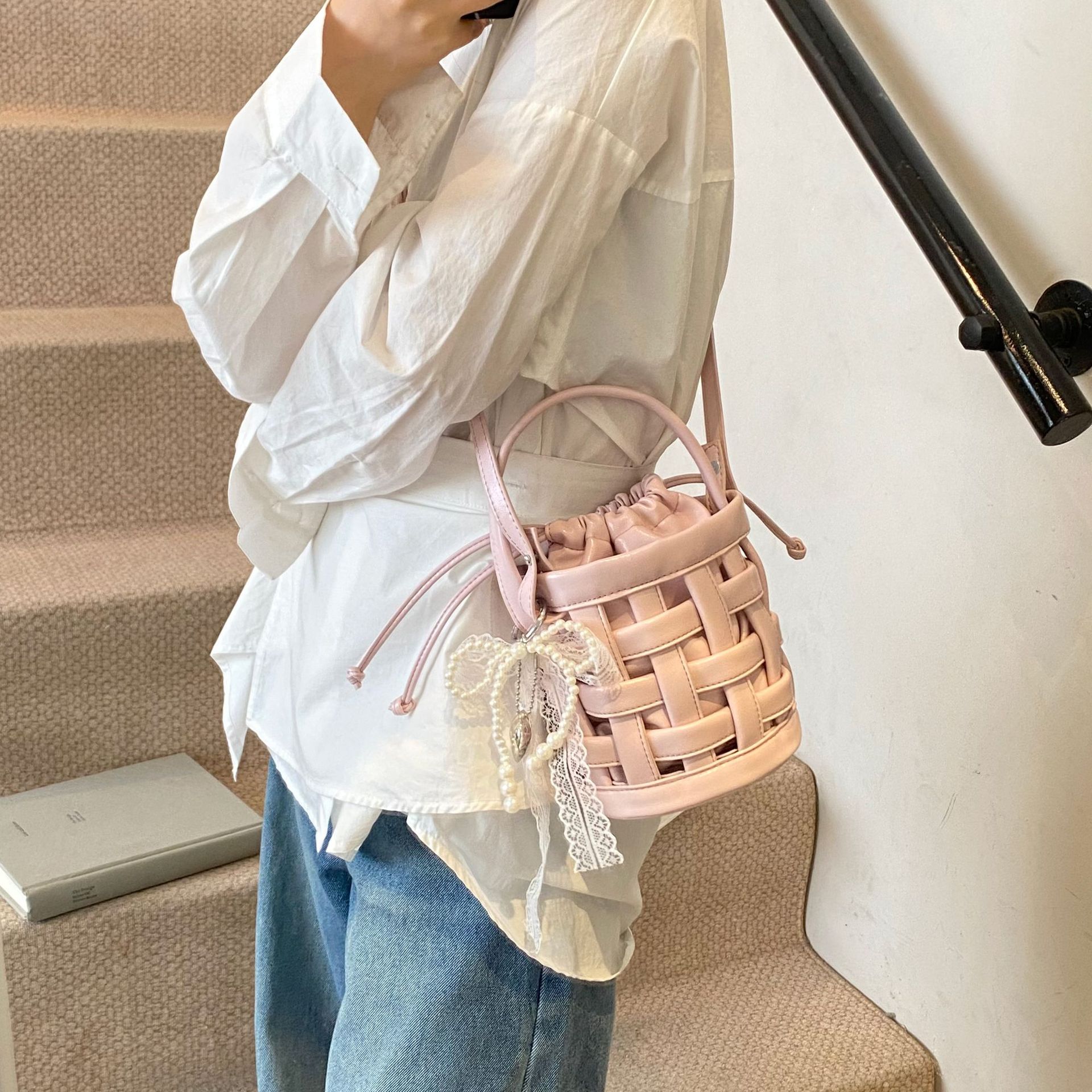 A new, fashionable, simple and versatile crossbody bag for women in 2025, a summer handbag and bucket bag details Picture