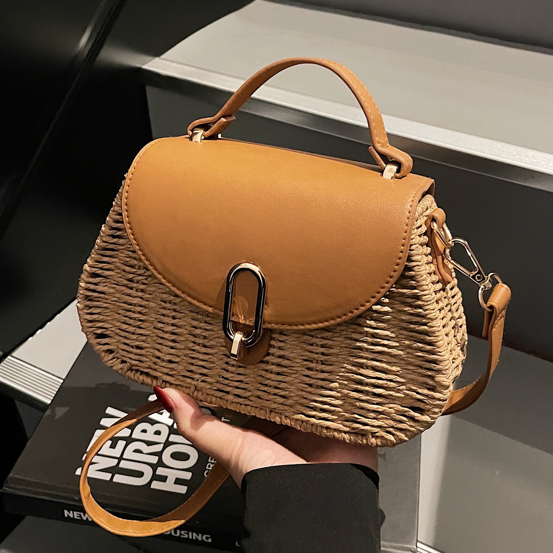Niche design hand-held straw-woven bag for women, Spring 2025 fashion color-blocking single-shoulder bag, casual seaside crossbody beach bag full figure