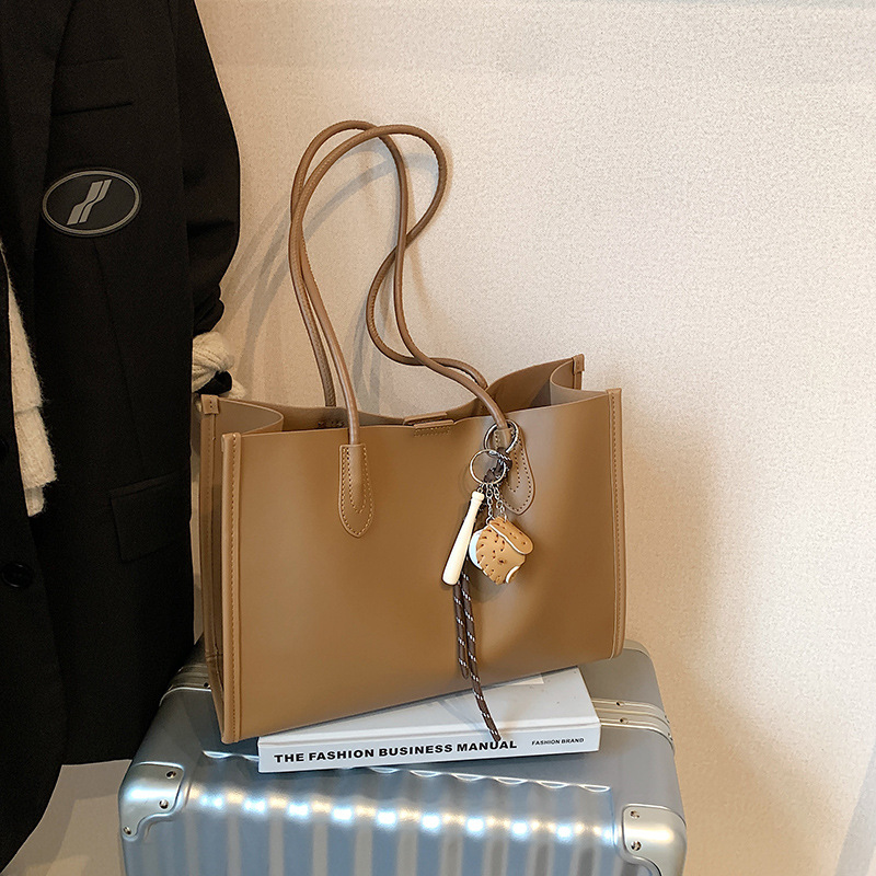 A new retro and simple tote bag for women in 2024 from a niche forest-themed commuter bag. It has a large capacity and is a versatile shoulder bag for classes Specification drawing