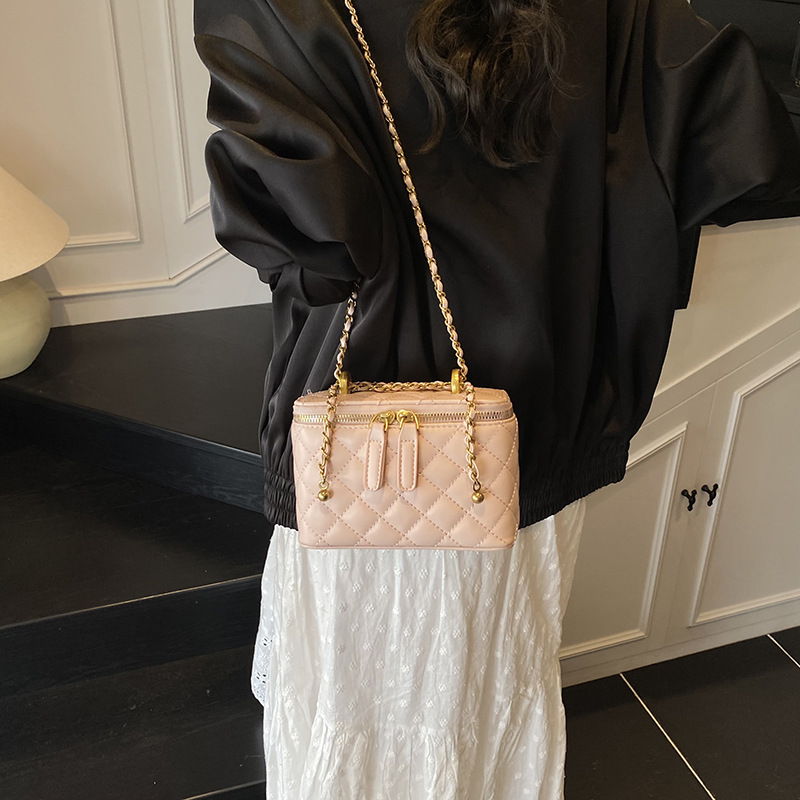 Cross-border diamond-shaped chain chanel-style hand-held box bag for women 2025 New style, fashionable and light luxury texture, single-shoulder crossbody bag details Picture