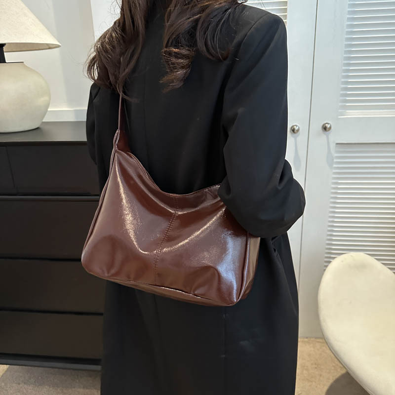Autumn and winter retro bag for women 2023 new style, popular soft leather versatile crossbody bag, casual large-capacity commuting bucket bag Specification drawing