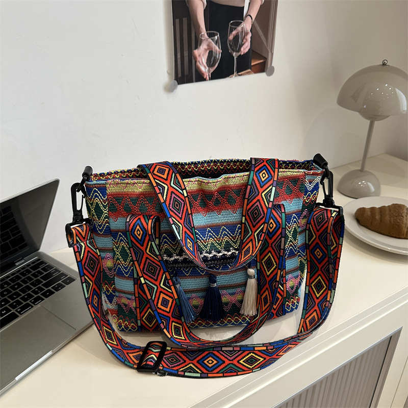 A large-capacity, fashionable and simple tote bag with ethnic style, new Spring/Summer 2025, and a stylish lady's commuter bag full figure