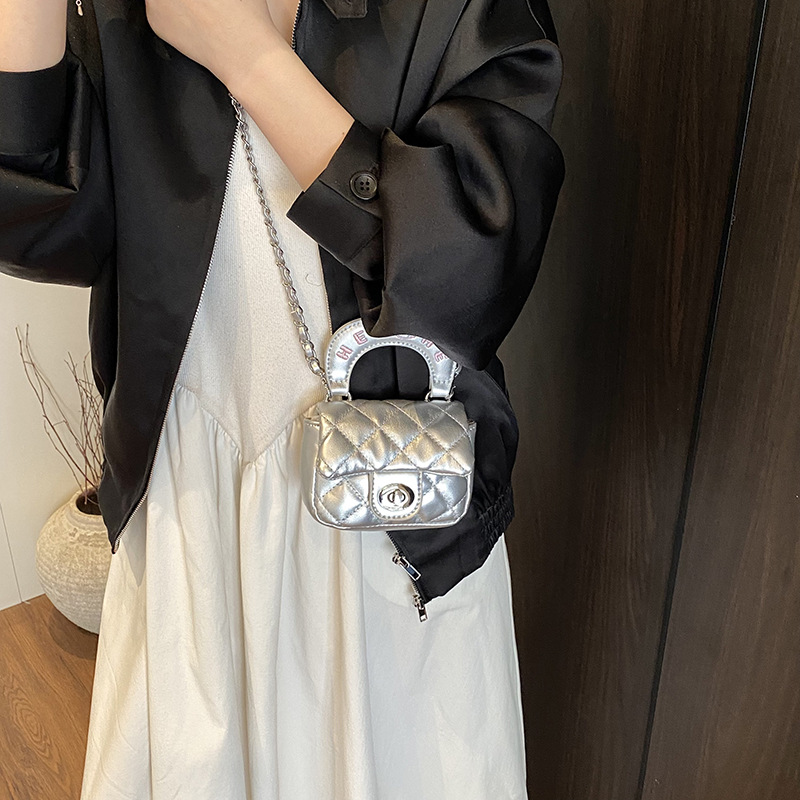Fashionable Chanel-style lock-button mini bag for women 2025, new diamond-shaped chain bag, niche design, single-shoulder crossbody bag details Picture