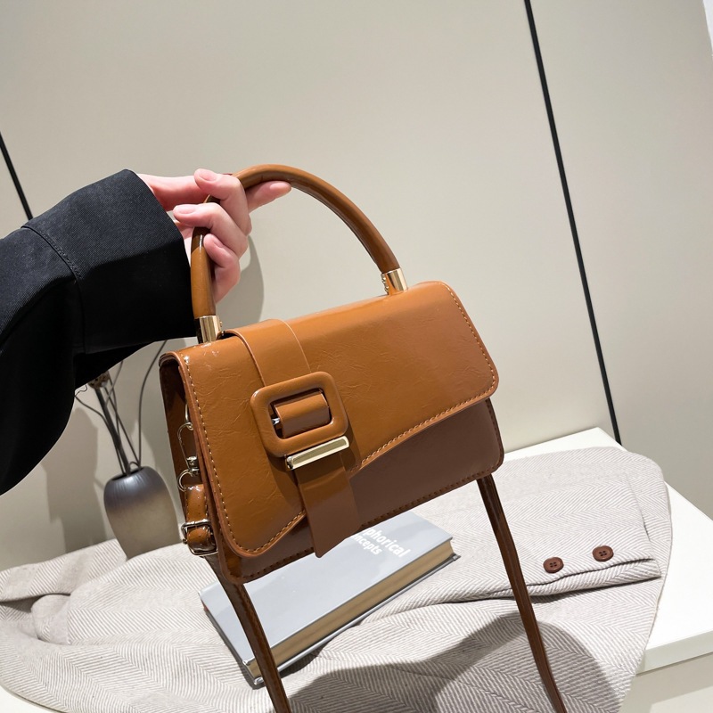 The new 2024 popular crossbody handbag is a versatile and stylish Korean-style small square bag with a simple and fashionable one-shoulder feel full figure