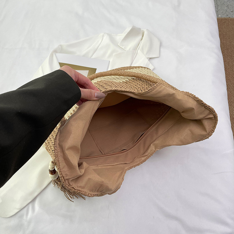 Summer new single-shoulder woven bag, beach vacation straw woven bag, casual large-capacity commuting hand-held bucket bag Application Scenario