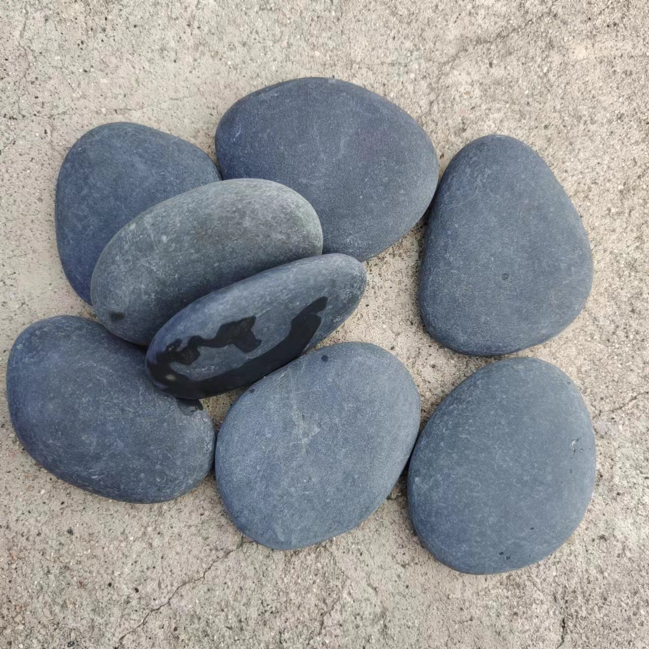 Black painting stones are available in a full range of specifications. Children can DIY hand-painted stones, flake pebbles, and children's hand-painted stones details Picture
