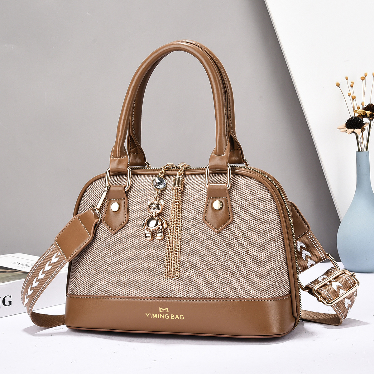 A fashionable shell bag for women, a new summer 2025 simple single-shoulder bag, a trendy and casual niche crossbody bag details Picture