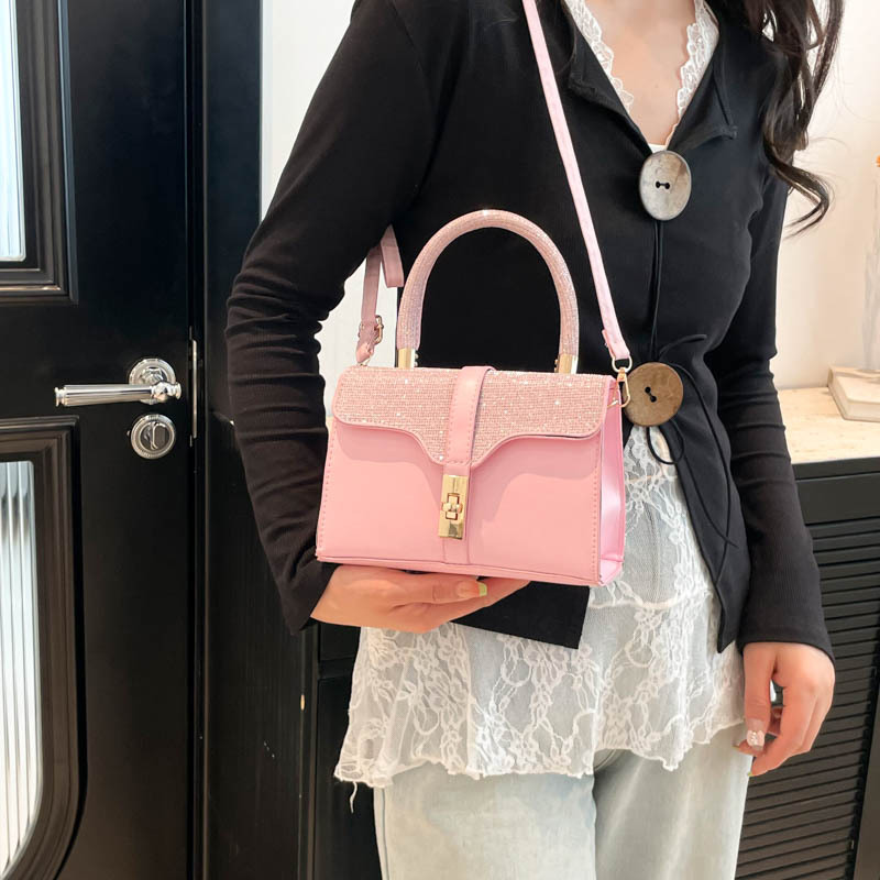 The new cross-border single-shoulder crossbody bag is a fashionable and trendy handbag with a high-quality and elegant look. It's a bag for both mothers and women Specification drawing