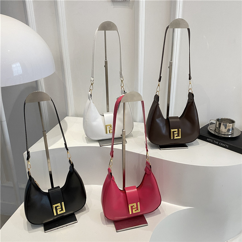 The new French style bag for Spring/Summer 2025 is a solid color, simple and versatile, elegant single-shoulder underarm crossbody bag Application Scenario