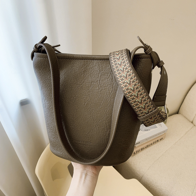 Retro and fashionable commuter bucket bag for women, new casual and versatile single-shoulder underarm bag, niche and stylish crossbody bag full figure