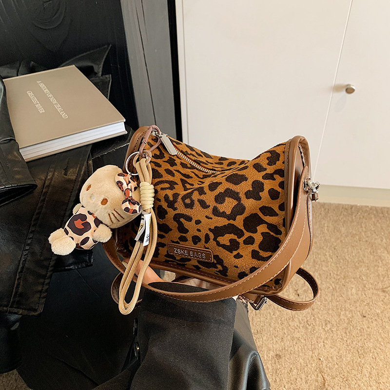 A niche design of a frosted bag for women in 2024, a high-end and trendy leopard print crossbody bag, a fashionable single-shoulder underarm bag Specification drawing
