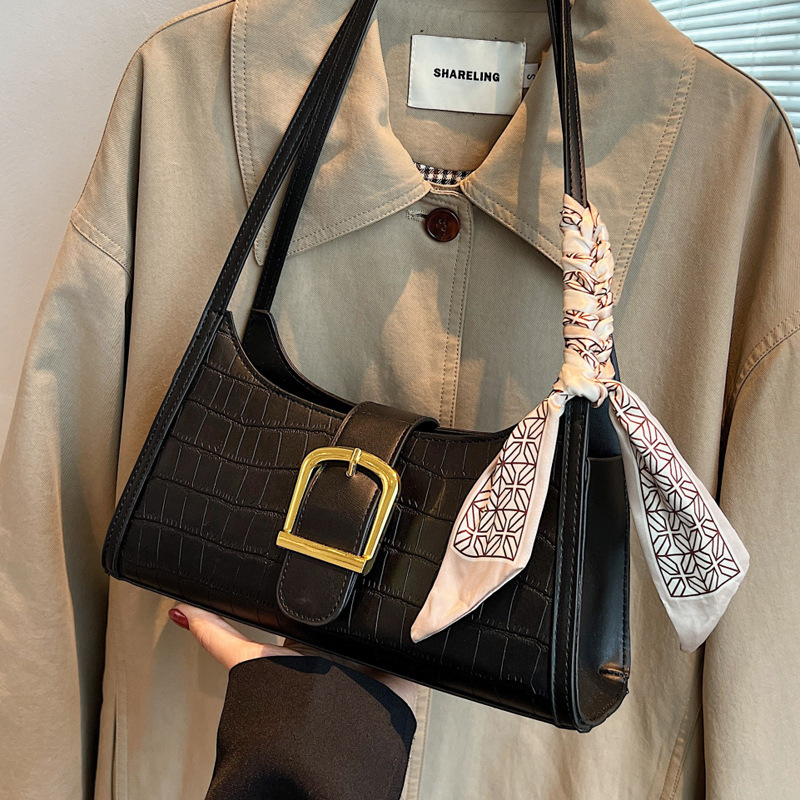 A high-end, niche design bag for women 2025, a new summer versatile and fashionable single-shoulder underarm bag, a baguette bag that goes viral details Picture