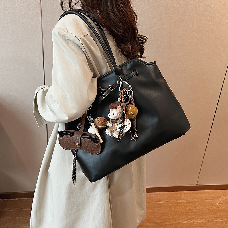 A simple and versatile work bag with a large capacity for women, a new 2024 casual, retro and high-end fashionable tote bag Application Scenario