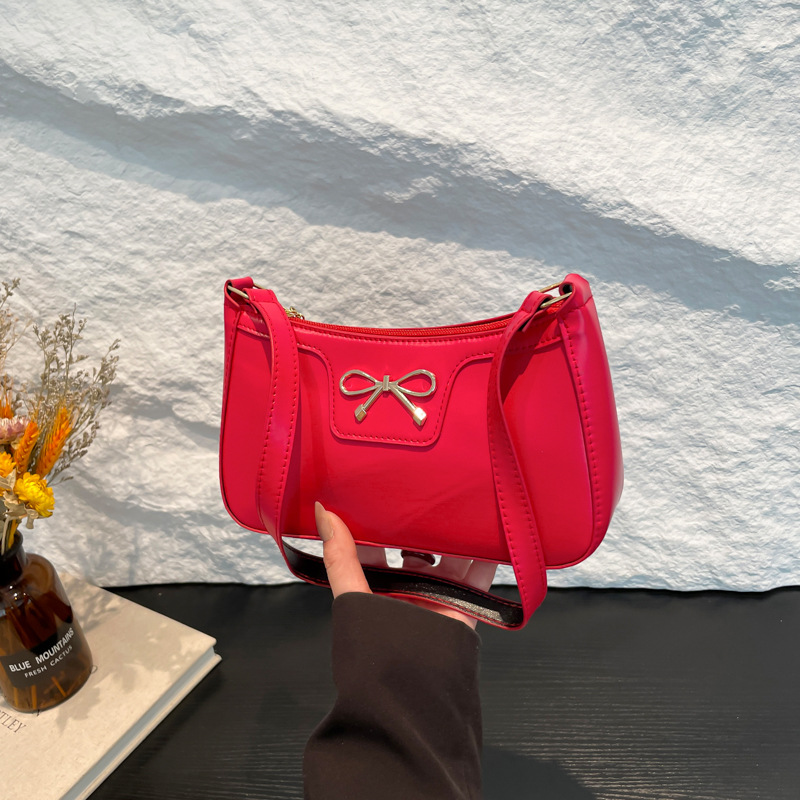 Trendy and versatile underarm bag for women 2025, a new cross-border fashion hand-held shoulder bag, a stylish crossbody bag for women full figure
