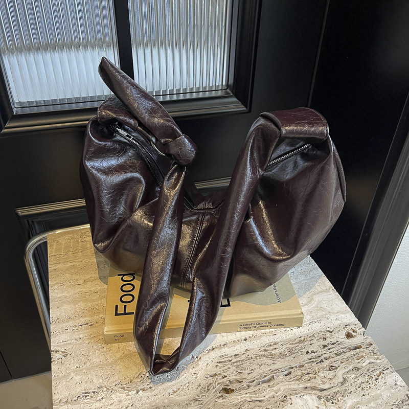 A niche design bag for women in 2024, a trendy and versatile single-shoulder underarm bag with a high-end and stylish look. It's a large crossbody bag Specification drawing