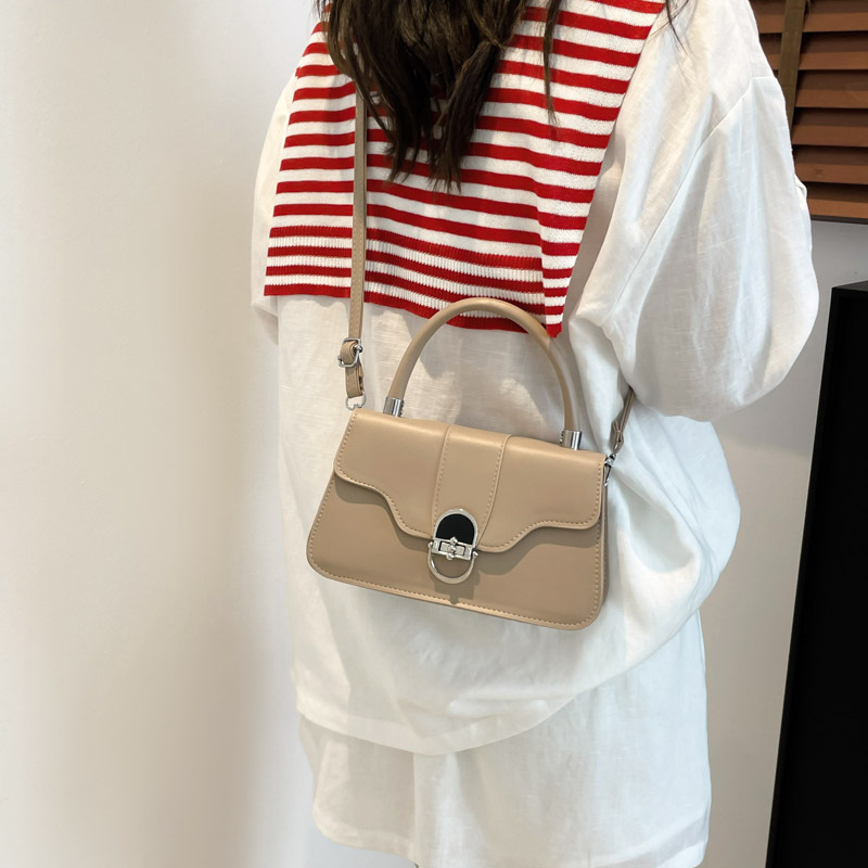 The 2025 new Spring/Summer underarm bag from Maillard, a retro single-shoulder bag with a hardware lock flap, is a commuter crossbody bag for women details Picture