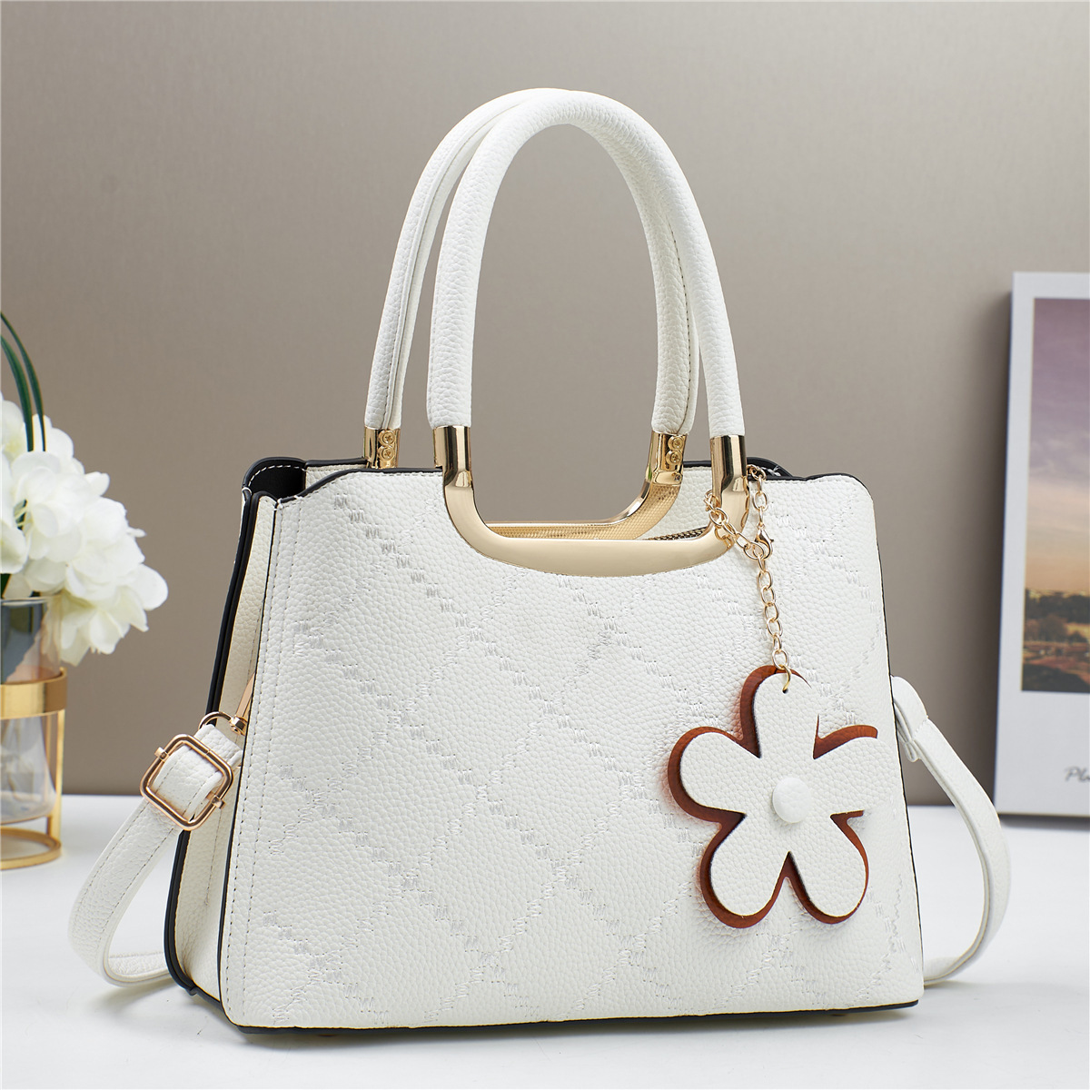 The manufacturer's export bag for women's 2024 new single-shoulder smooth crossbody bag, a fashionable handbag for women with Korean style texture Application Scenario