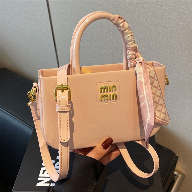 A stylish and light luxury handbag for women, a new 2025 trendy bestseller crossbody bag, a casual and versatile single-shoulder underarm bag full figure