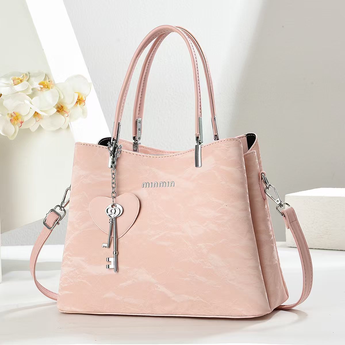 A new 2025 traditional Chinese style women's bag, a fashionable commuting bag, and a grand single-shoulder crossbody bag details Picture