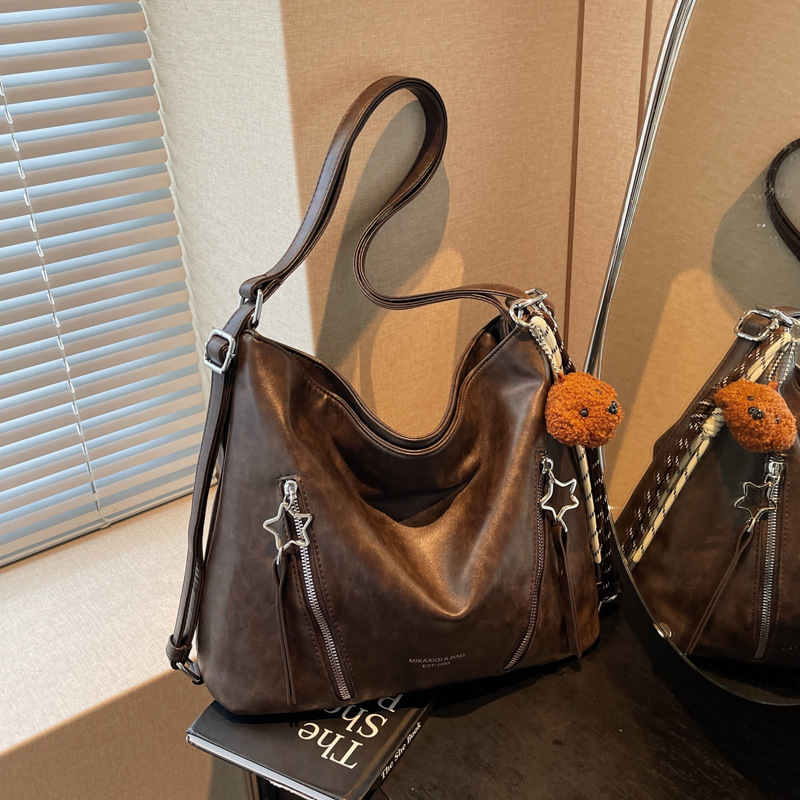 A new Korean version of a niche backpack for women in 2024, featuring a trendy and fashionable large-capacity single-shoulder bag and a high-end commuter tote bag Specification drawing