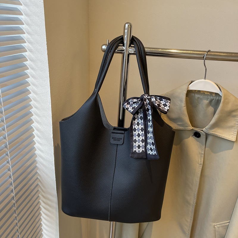 A large capacity bucket bag for work and commuting, a new 2024 simple and casual single-shoulder bag for women, versatile and high-end underarm bag Specification drawing