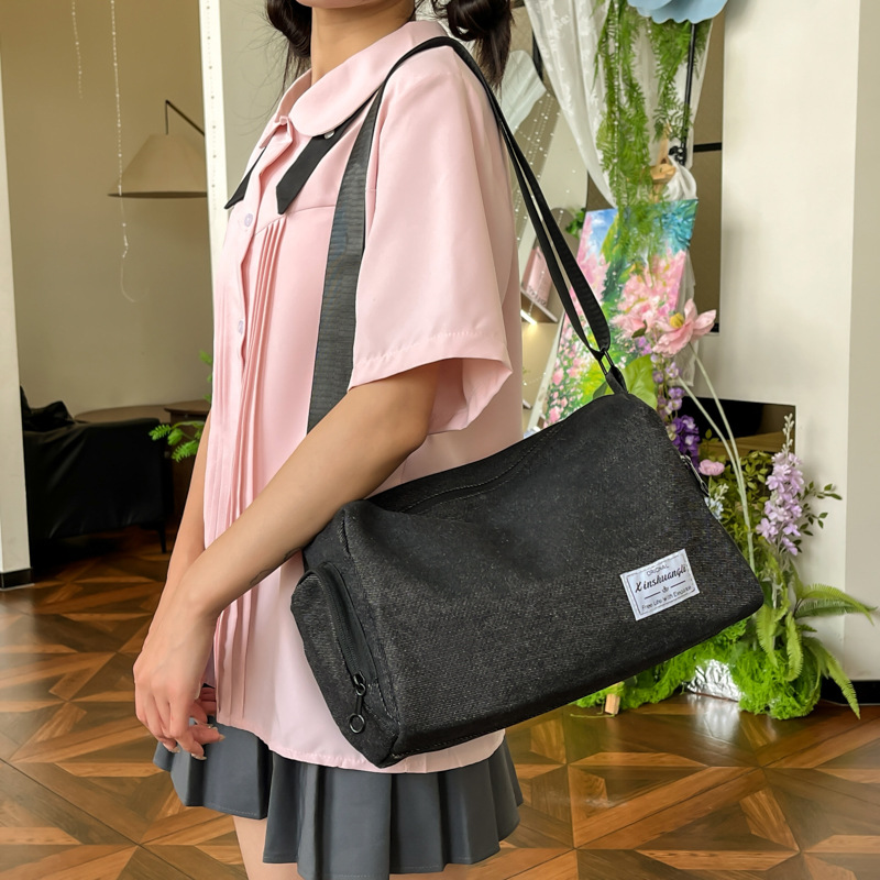 Japanese solid-color crossbody bag 2025 new style simple and casual single-shoulder fabric bag for women, trendy and sporty crossbody bag details Picture