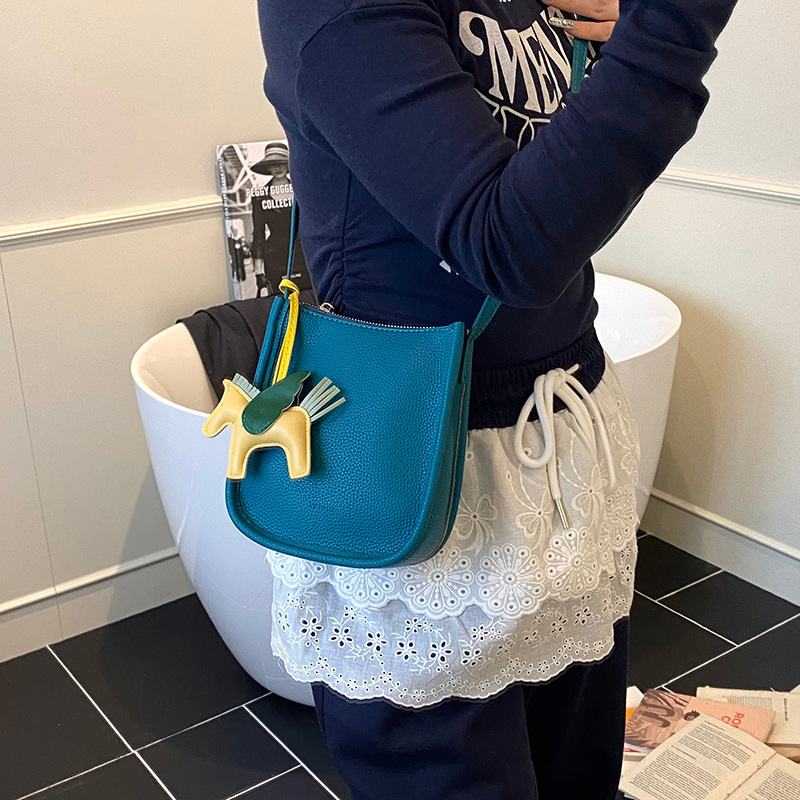 The 2025 new versatile, casual, niche and simple mobile phone bag exudes a sense of high-end fashion and elegance for women. It is a solid color single-shoulder crossbody bag Application Scenario