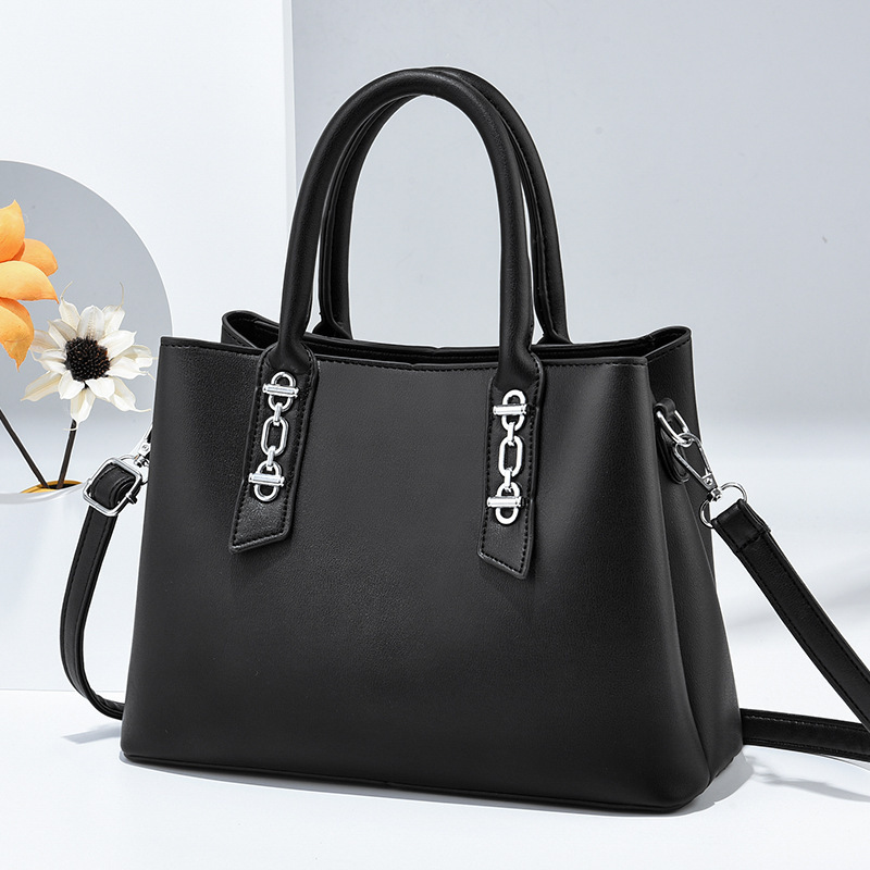 The 2025 new color-blocking women's bag is a streetwear, fashionable and simple women's hand-held shoulder bag full figure