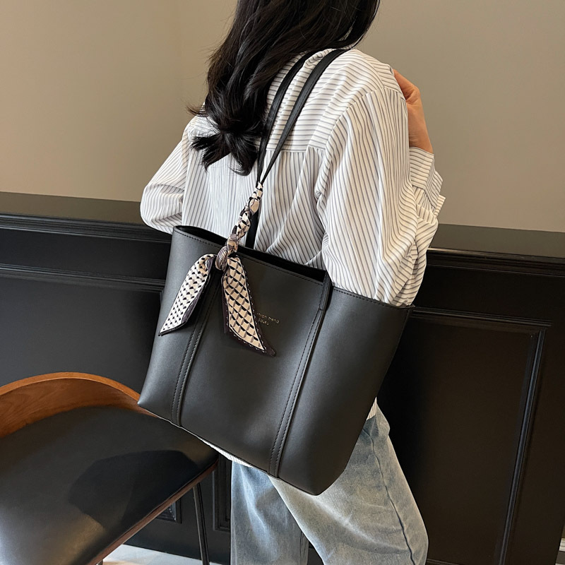 Cross-border retro soft leather handbag for women, 2025 new large-capacity commuter tote bag, casual single-shoulder armpit bag Specification drawing