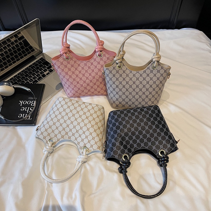 European and American single-shoulder bag, crossbody bag, 2025 new style, trendy and versatile bucket bag, French retro underarm women's bag Application Scenario