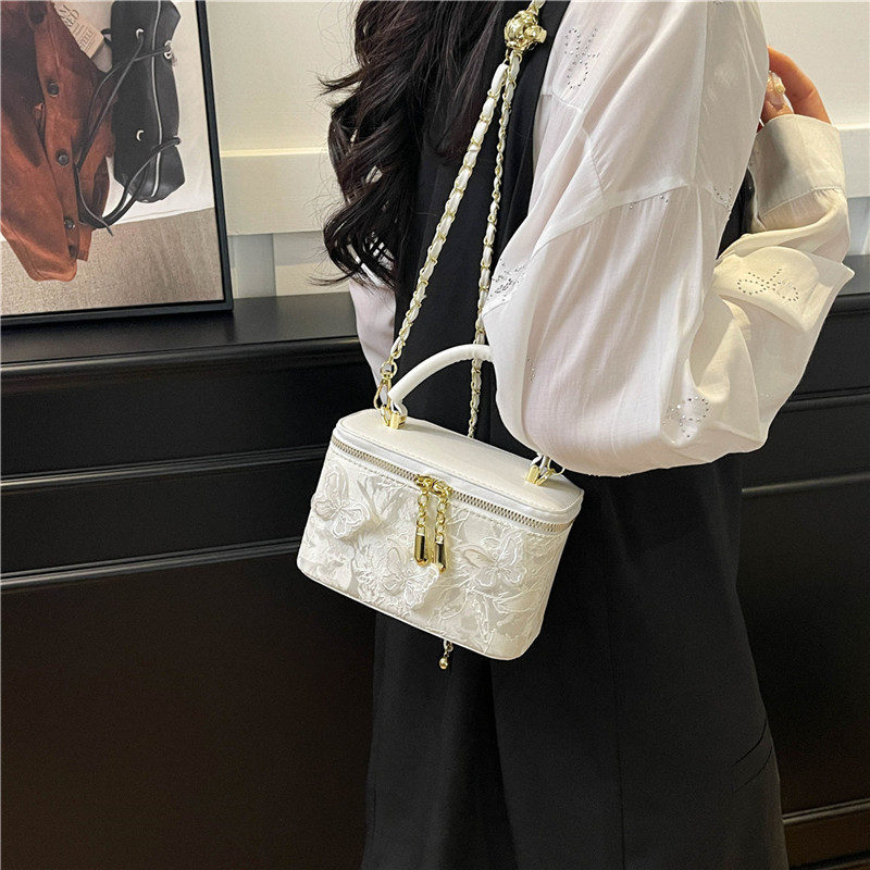 High-end texture three-dimensional butterfly hand-held box bag for women 2025 new style fashionable and trendy Korean single-shoulder crossbody bag details Picture