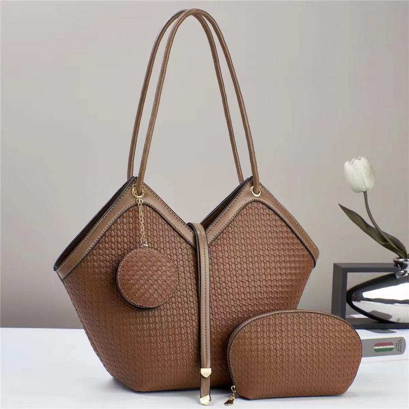 Summer single-shoulder new ladies' trendy, elegant, large-capacity, manufacturer's direct export mail fashionable bag, simple 2024 crossbody Application Scenario