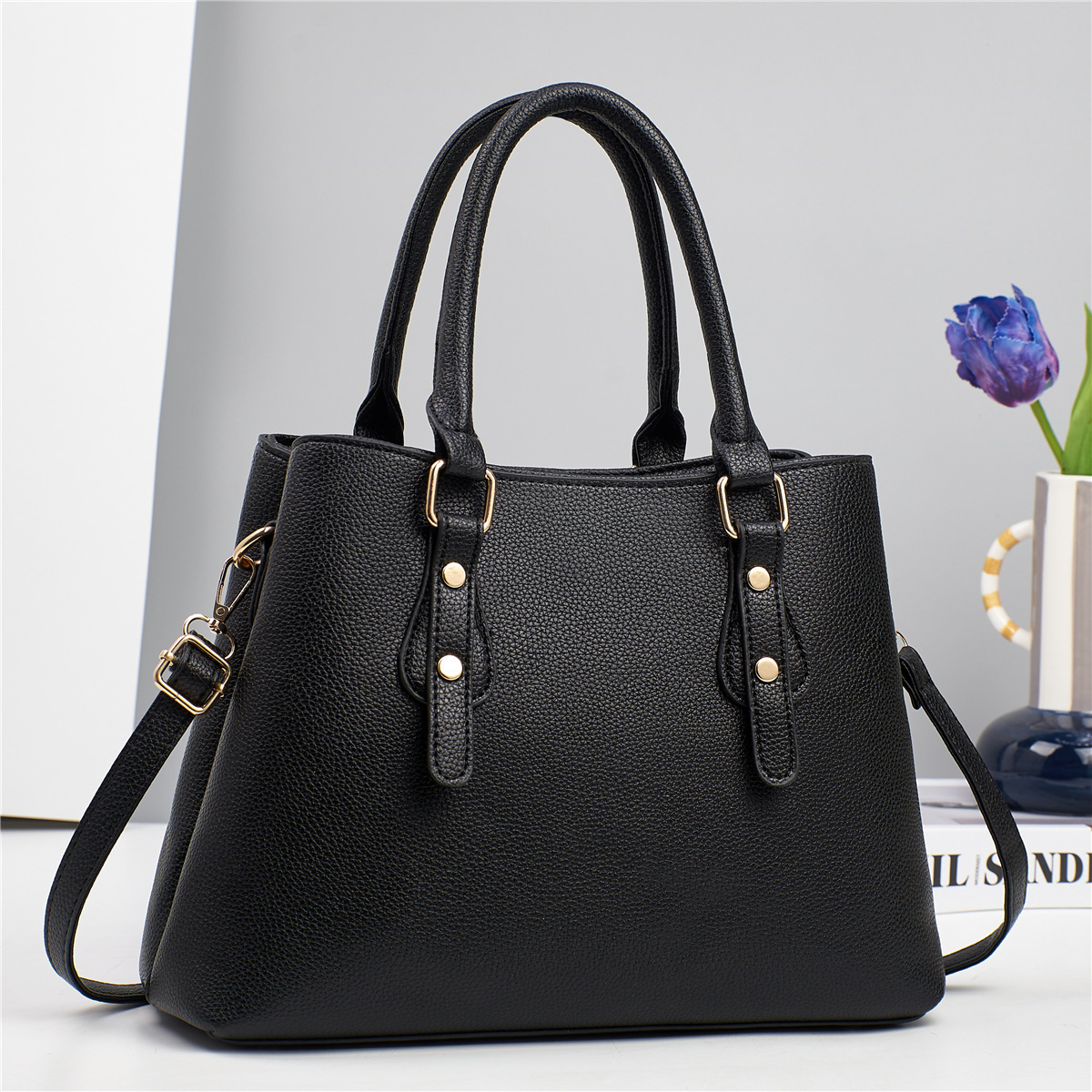 The new macaron multi-layer handbag is simple and fashionable. It is a cross-border single-shoulder bag with a high appearance level and a large capacity. It is a trendy crossbody bag full figure