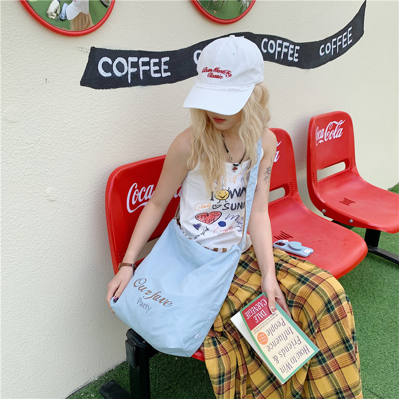 Fashionable letter striped double-sided canvas bag for women, 2025 new Korean-style ins casual tote bag, single-shoulder bucket bag Application Scenario