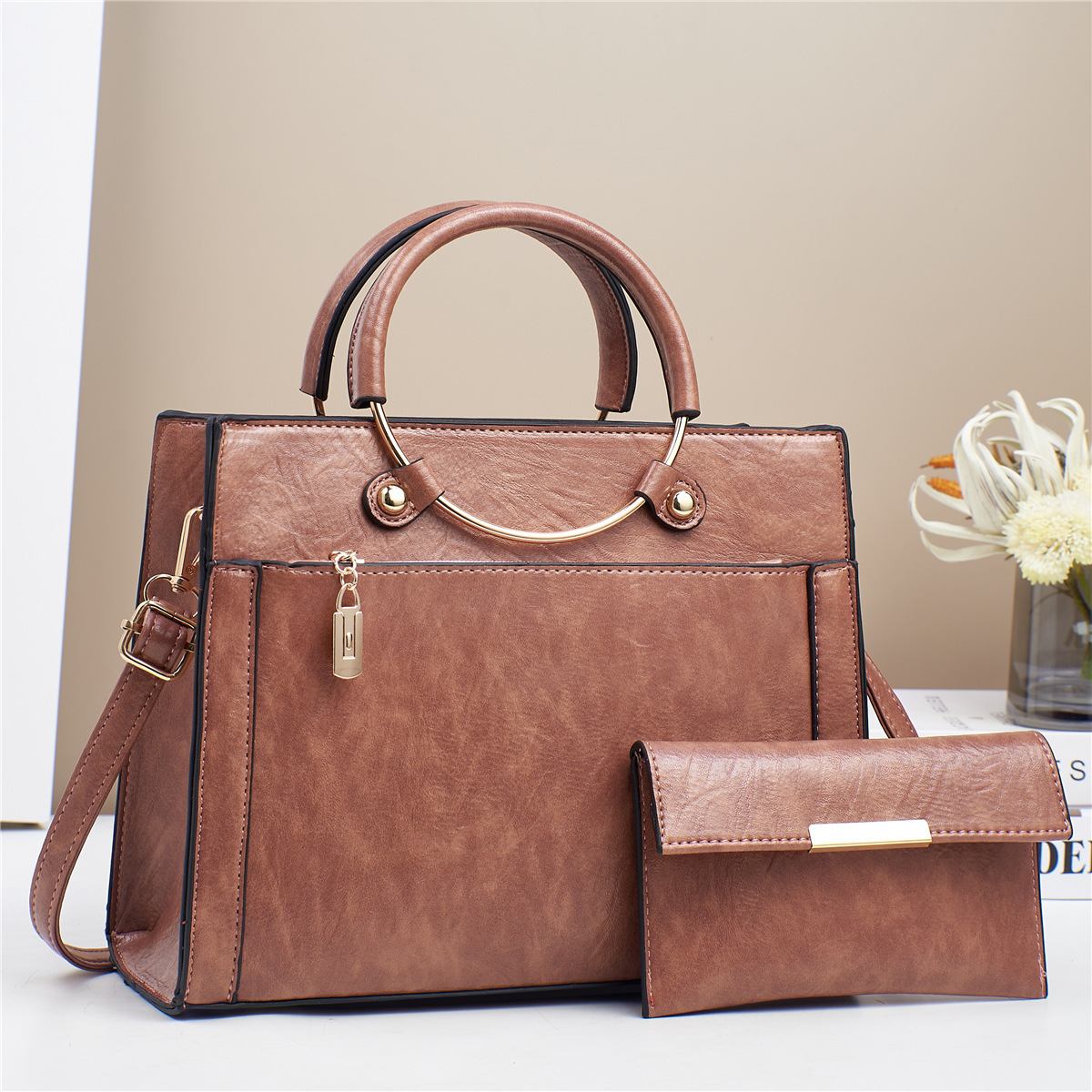 In 2025, the best-selling large bags in foreign trade, the new fashionable women's single-shoulder crossbody bag, the versatile hand-held clutch bag details Picture