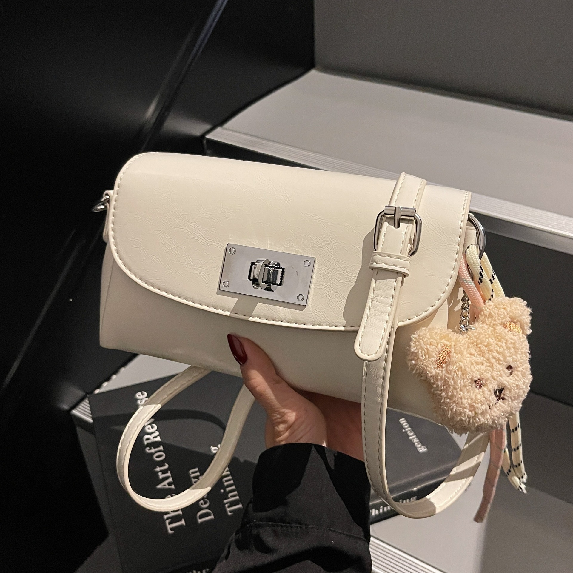 Korean style versatile and niche pillow bag for women, new Spring/Summer 2025 casual commuting trend, casual single-shoulder small square bag Application Scenario