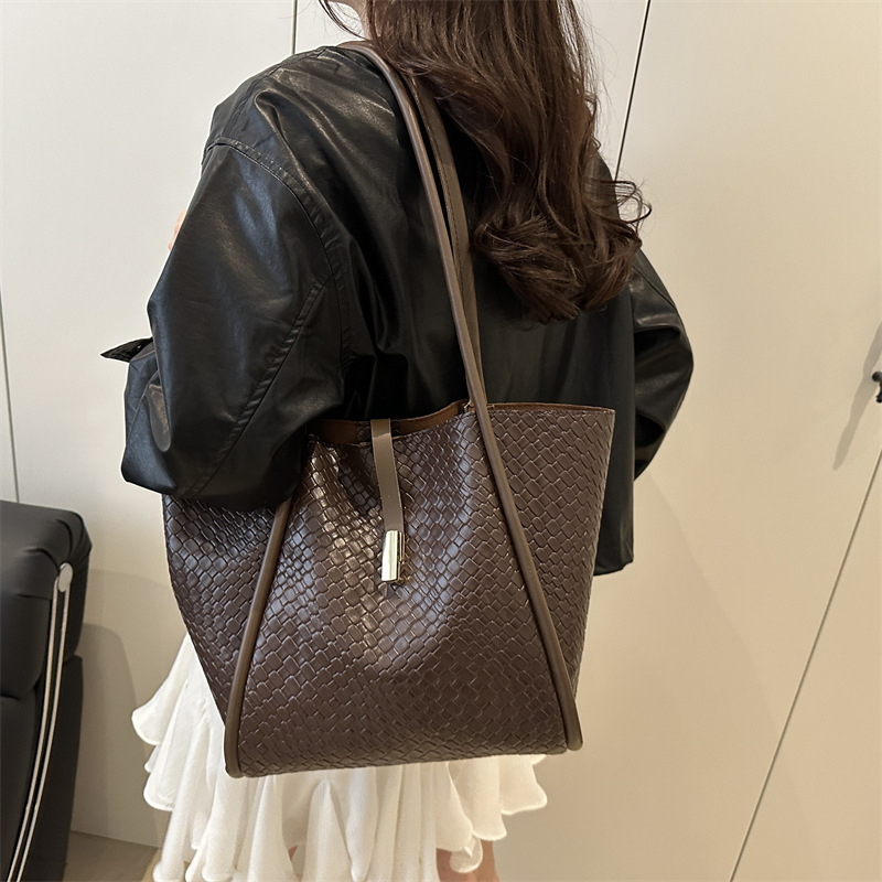Retro bucket bag for women, new trendy woven checkered embossed crossbody bag, fashionable single-shoulder underarm handbag for women Specification drawing