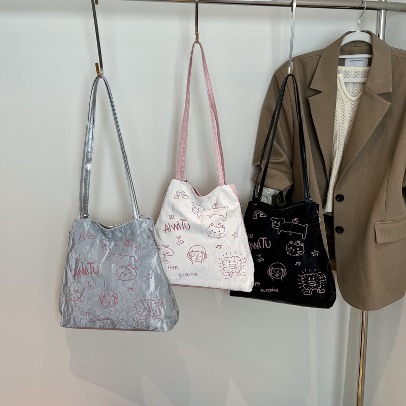 Spring New underarm women's bag Trend 2025: Niche design, stylish, casual and fashionable, single-shoulder large capacity tote bag Application Scenario