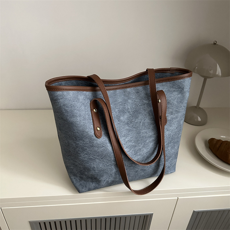 A retro texture, color-blocking large-capacity underarm tote bag for women, a new 2024 fashionable and niche single-shoulder commuter bag full figure