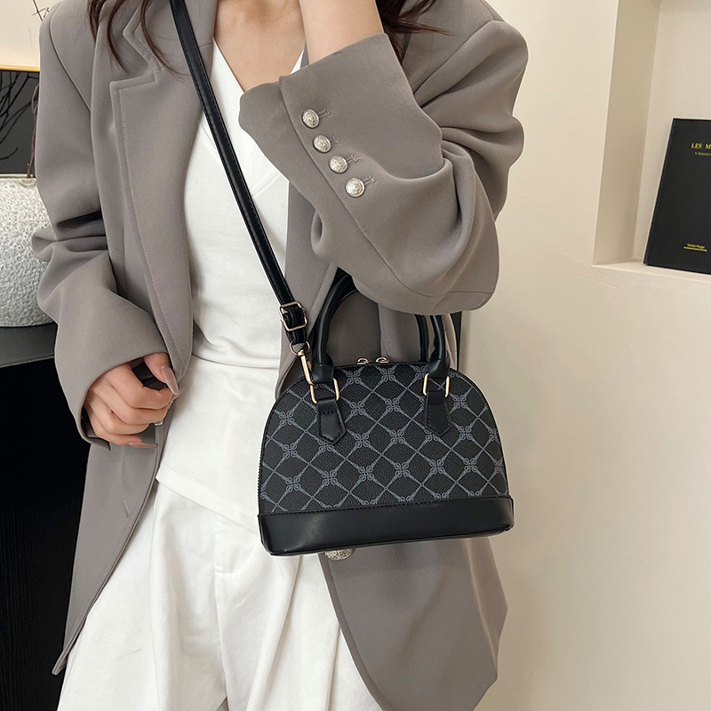 The Shell Bag 2025 new style fashionable and simple bag, retro and trendy hand-held shoulder bag, casual crossbody bag, suitable for women details Picture