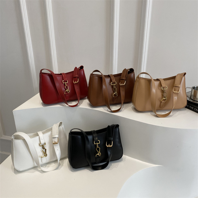 This is a new 2025 stylish and elegant single-shoulder crossbody bag with a solid color hook and a fresh underarm texture Application Scenario